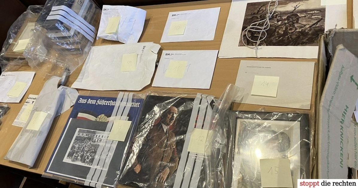 Ausstellung im Gerichtssaal mit Teilen der NS-Funde im Forsthaus (c SdR)